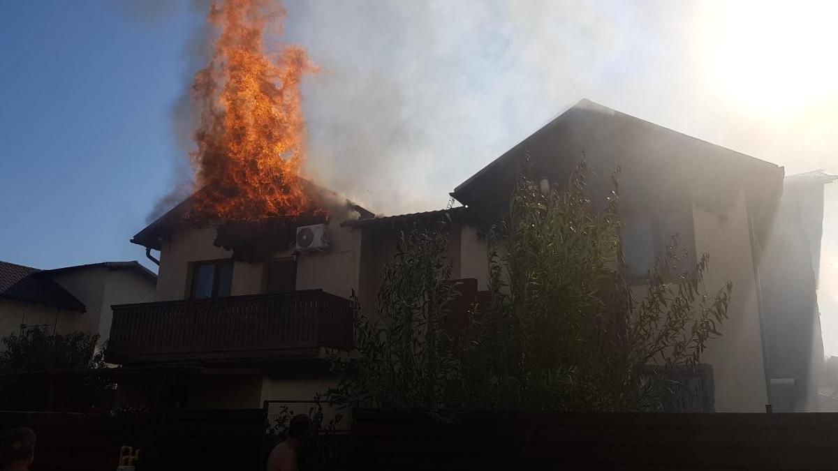 incendiu puternic foarte aproape capitala ard doua case