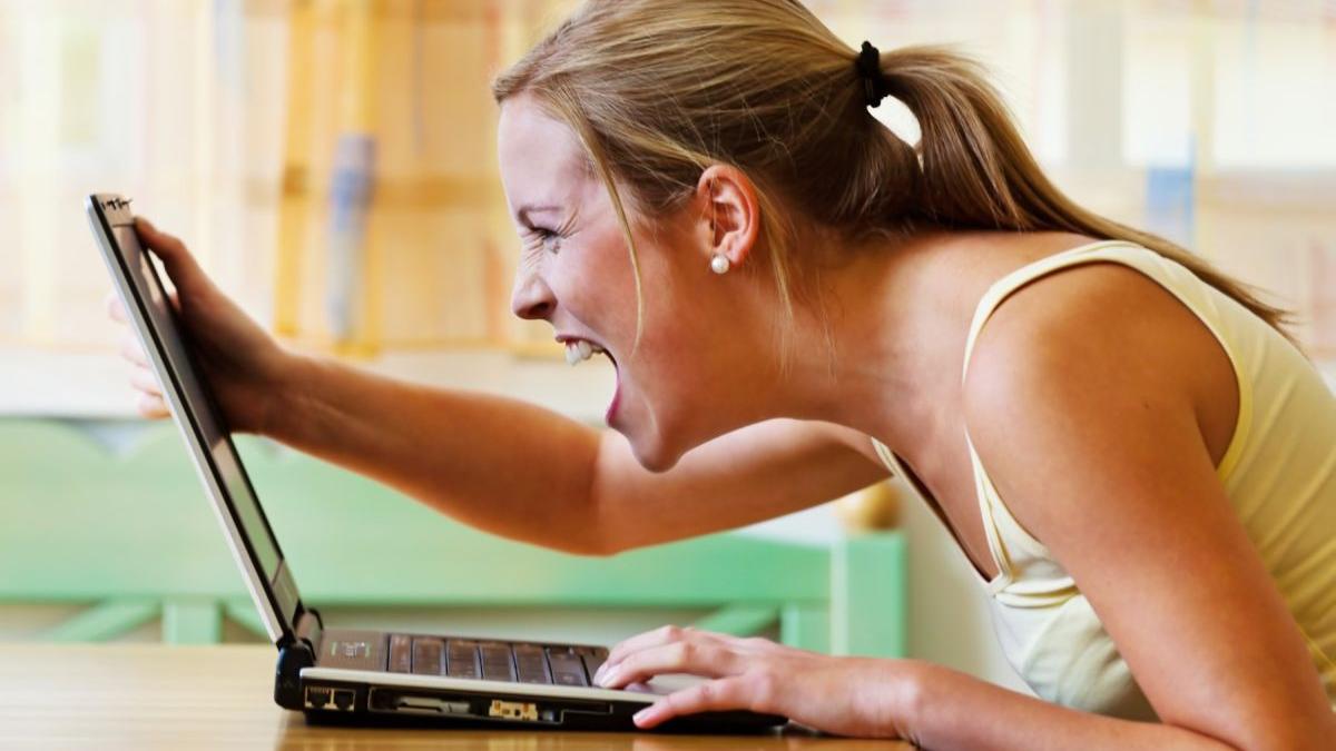 inselatorii internet oameni pacaliti premii