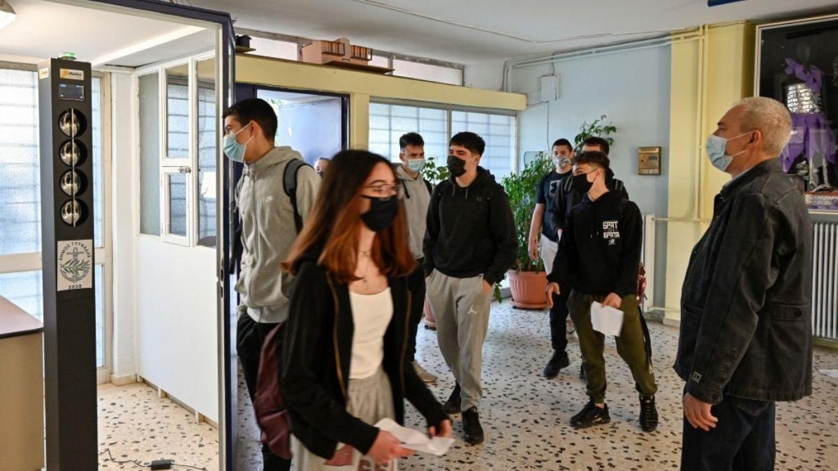 profesorii ar putea fi suspendati daca refuza testarea sau vaccinarea anti covid 19 in grecia