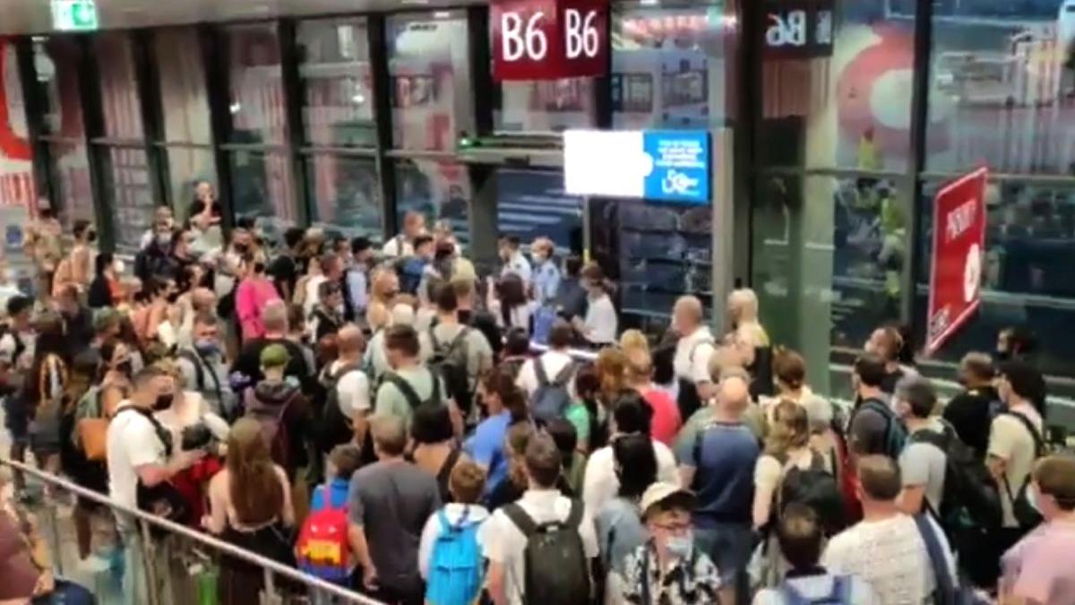 romani blocati aeroport bergamo italia