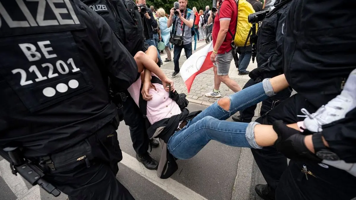 sute de manifestanti anti restrictii au fost retinuti la berlin un protestatar a murit