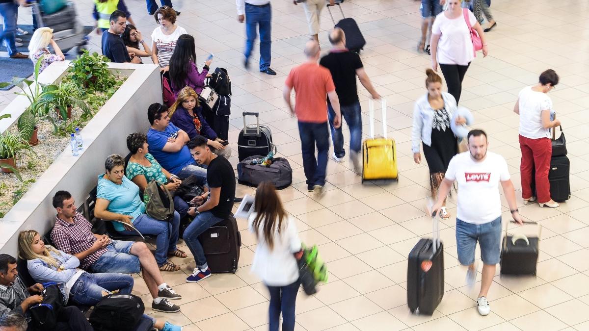 174 pasageri au sosit de la bologna pe aeroportul iasi ramas fara bagaje cala