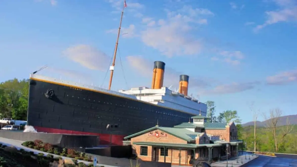 blestemul titanicului loveste din nou dupa ce un aisberg care s a prabusit intr un muzeu a lasat in