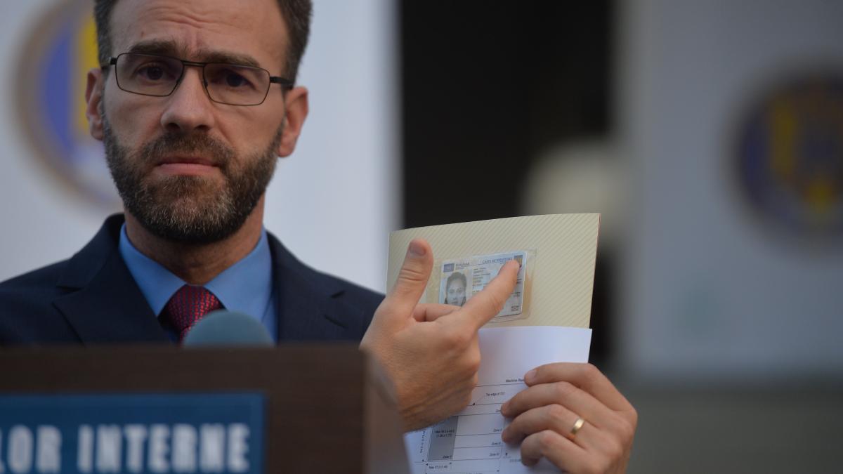 director evidenta populatiei buletinul electronic cu cip mentiunea gen masculin feminin