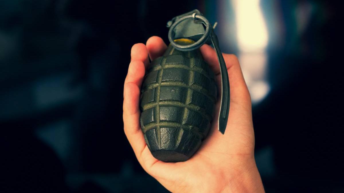 alerta grenada aeroport barbat 56 ani intors acasa fara bagaj scanare gasit grenada