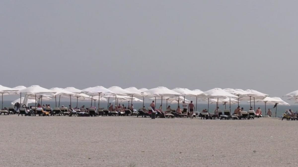 amenzi uriase sezlonguri langa apa mamaia