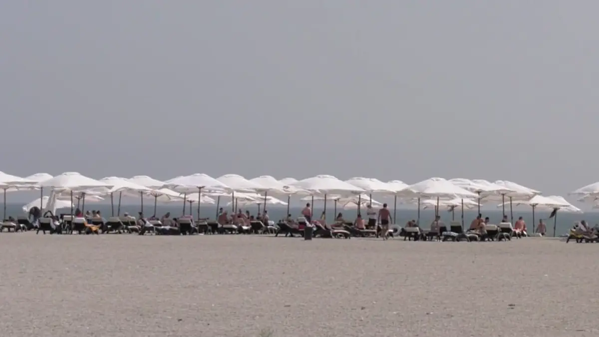 amenzi uriase sezlonguri langa apa mamaia