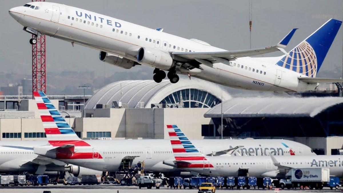 compania aeriana united airlines isi obliga angajatii sa se vaccineze altfel vor fi dati afara