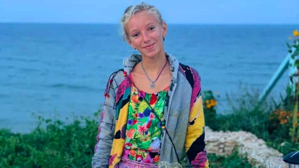 fetita vinde suveniruri faleza vama veche bani catel bolnav