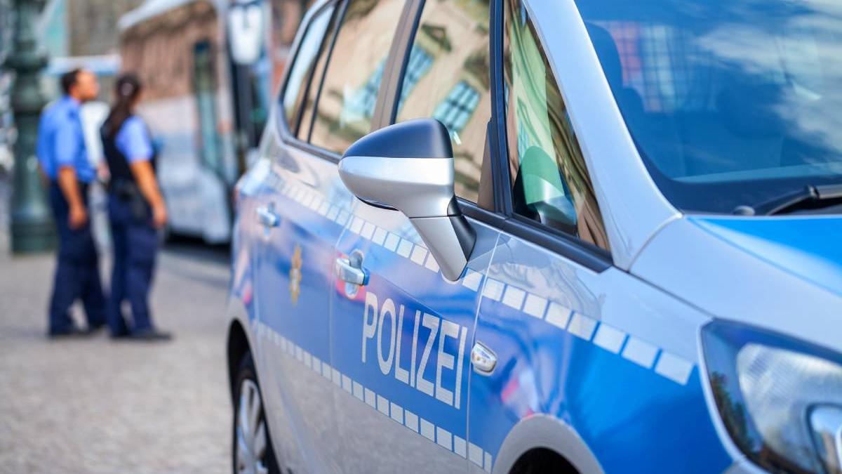 zugrav roman distrus camera hotel scandal monstru germania pereti gauriti amenintati