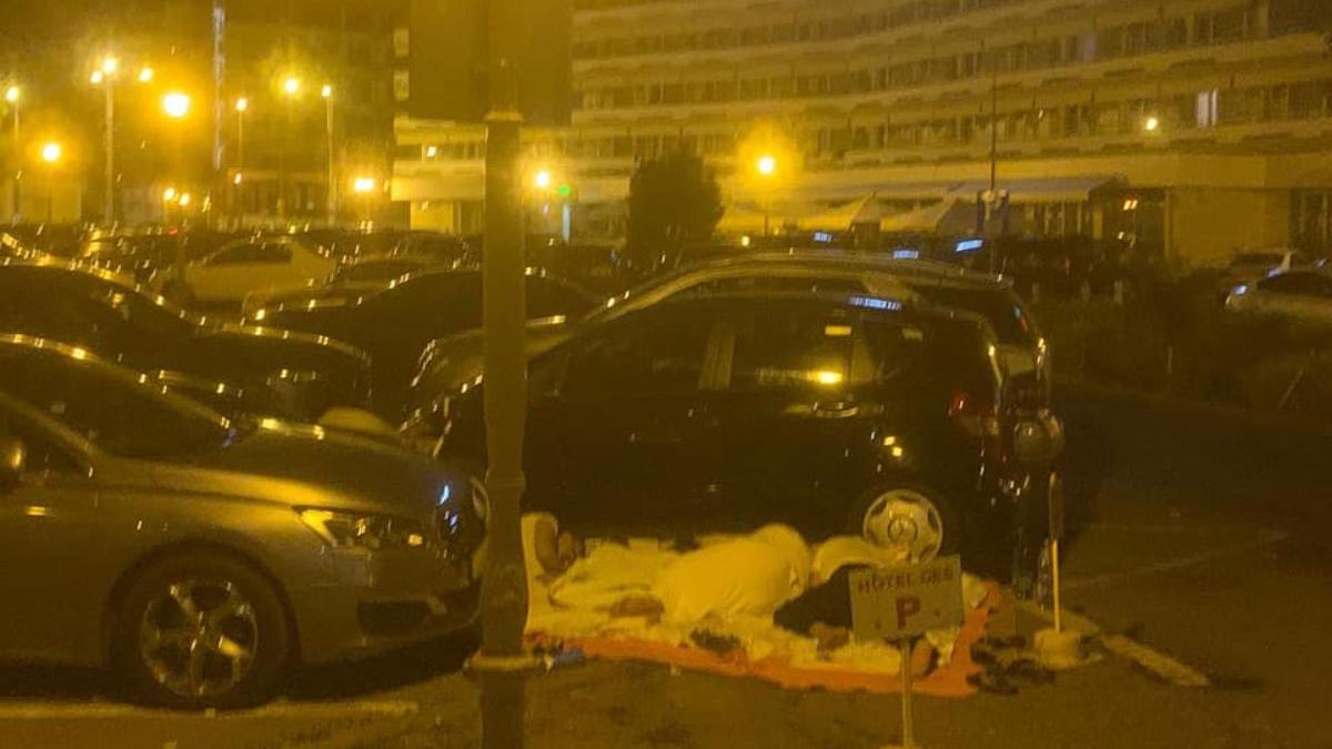 familie turisti cearsaf parcare hotel mamaia