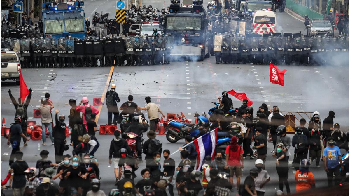 protest thailanda gloante cauciuc gaze lacrimogene