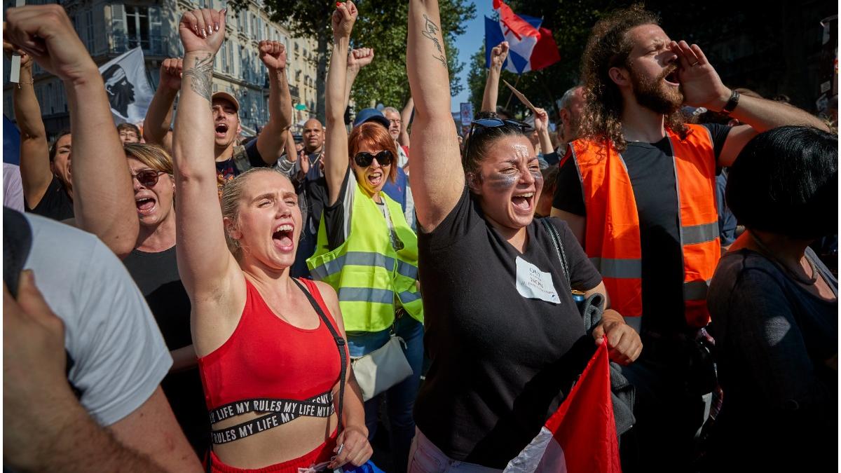 proteste franta permis sanitar