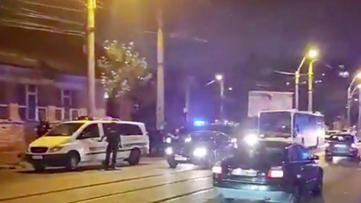 reglare de conturi cu arme albe in bucuresti o persoana ranita o masina distrusa