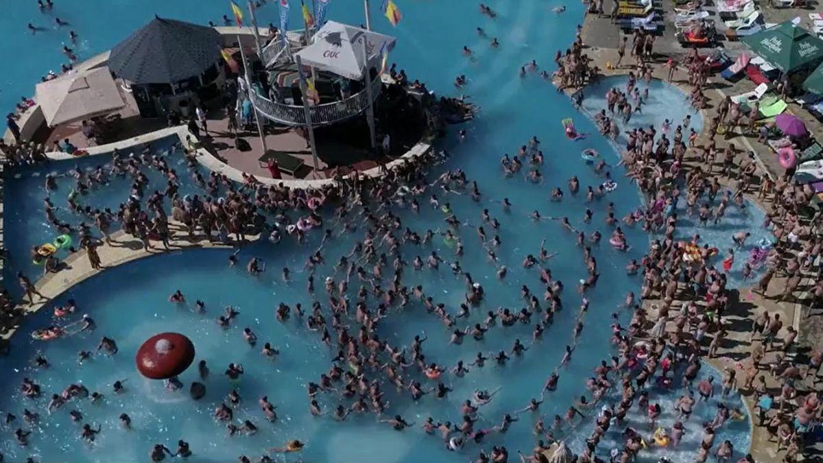 5 000 de oameni au facut traditionala hora in piscina la munte