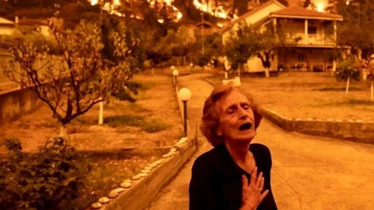 ba tra na cu ochii i n lacrimi i n mijlocul incendiilor din grecia fotografie virala pe ret elele