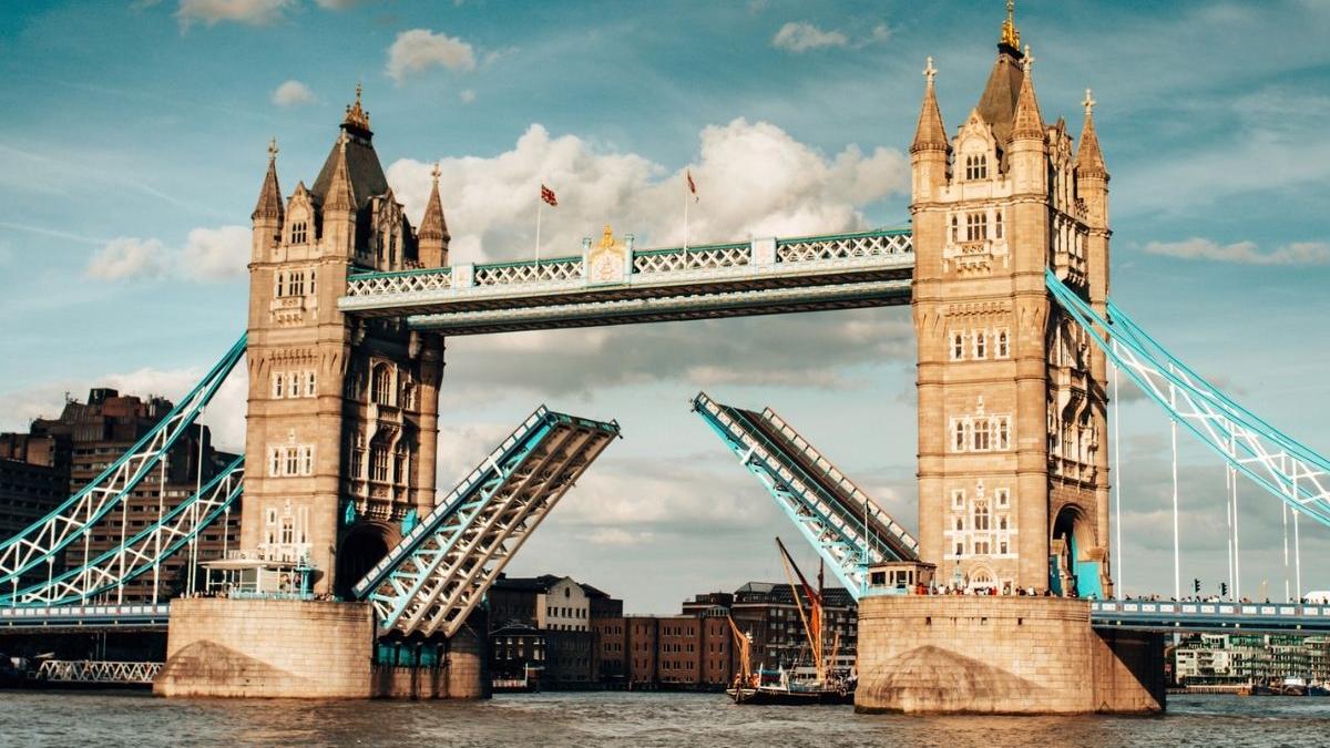 blocaj pe faimosul reper londonez tower bridge zeci de masini asteapta la coada din cauza unei