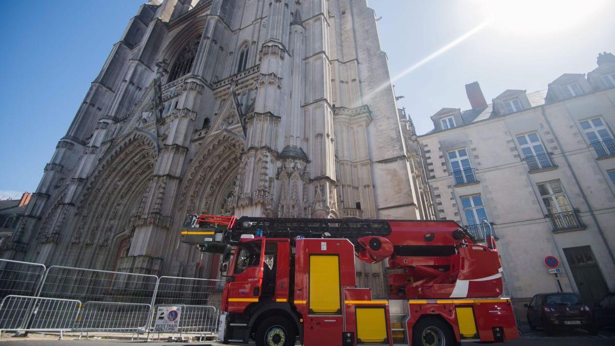 refugiat rwandez catedrala nantes preot ucis franta vendee le pen darmanin