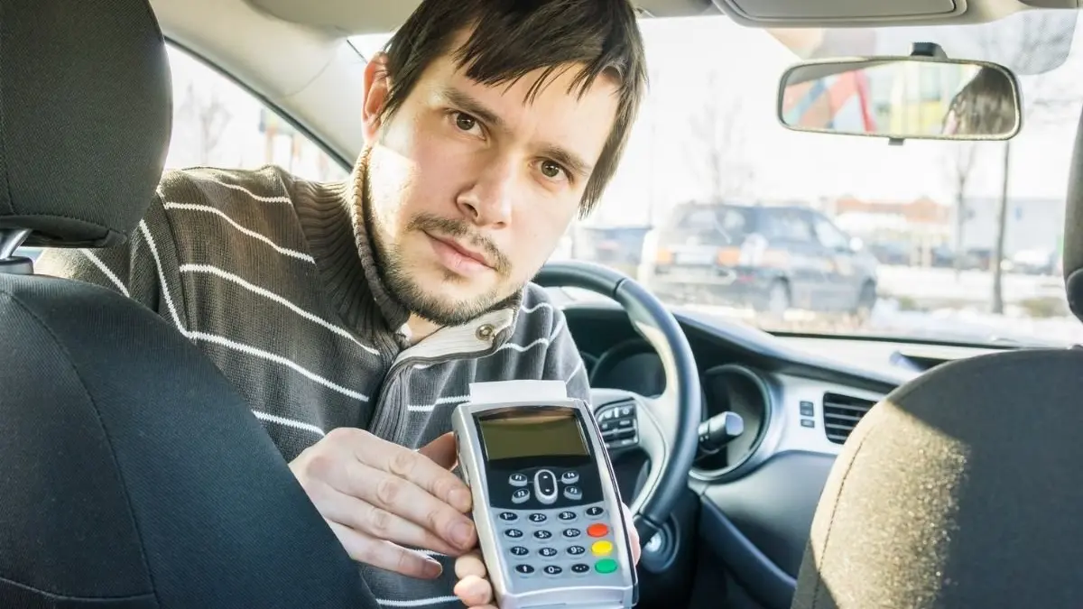 un roman s a plimbat doua ore cu taxiul prin torino fara sa aiba bani la el cum a reactionat soferul