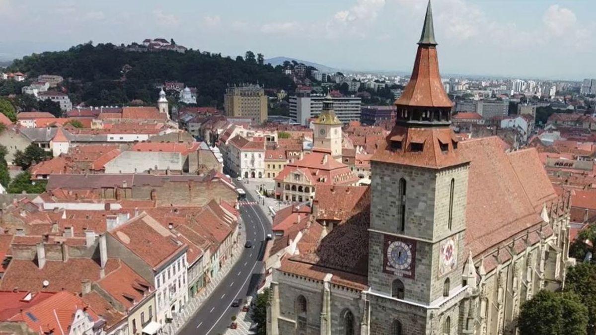 30 000 de mii de turisti biserica neagra brasov luna trecuta