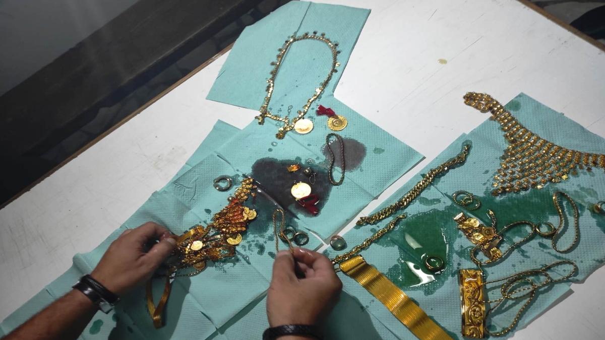 bijuterii 200 000 euro ascunse cutii crema maini recipiente ulei motor