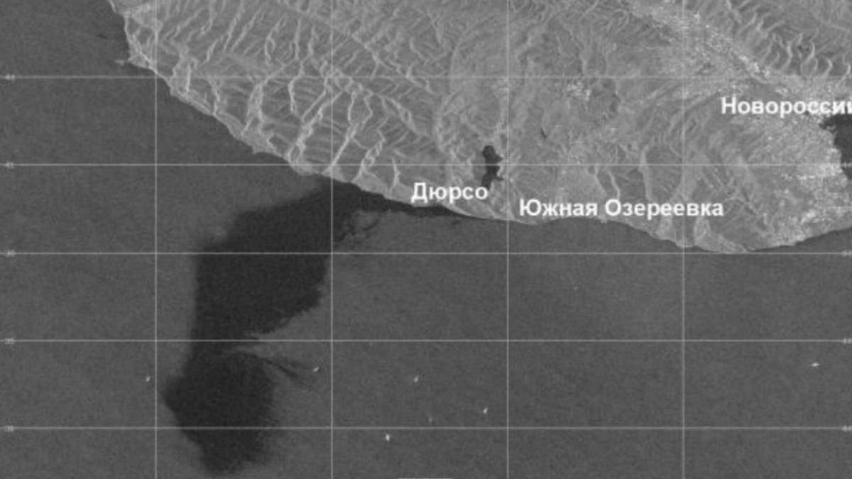 kremlinul este suspectat de musamalizare o scurgere de petrol in marea neagra s a intins pe o