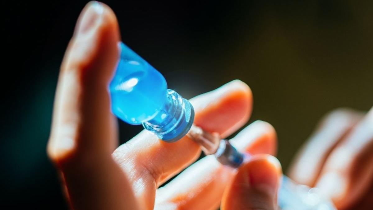 o asistenta antivaccinista ii injecta pe oameni cu saramura in locul serului anti covid in jur de