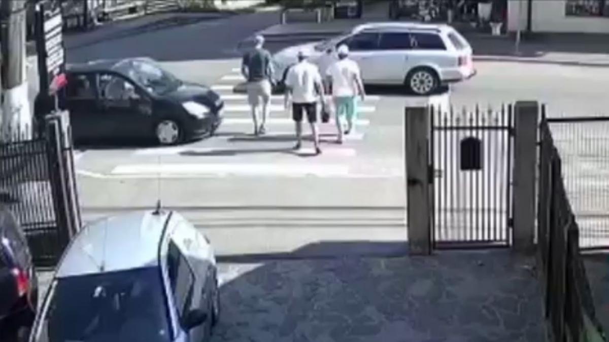 trei barbati trecere pietoni borsa maramures soferita incepatoare