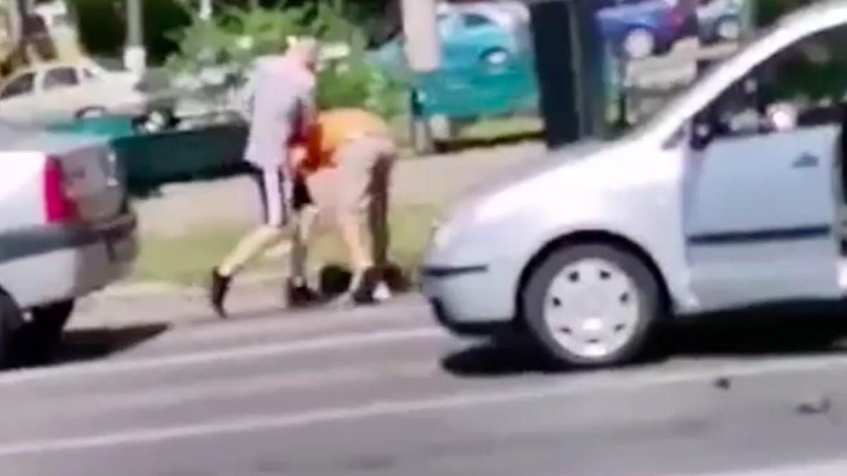 pumni si picioare impartite fara mila in plina intersectie dupa sicanare trafic buzau