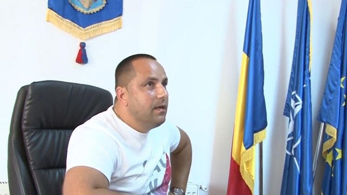 sat lasat apa in mijlocul caniculei primar voia sa se razbune pe colegi