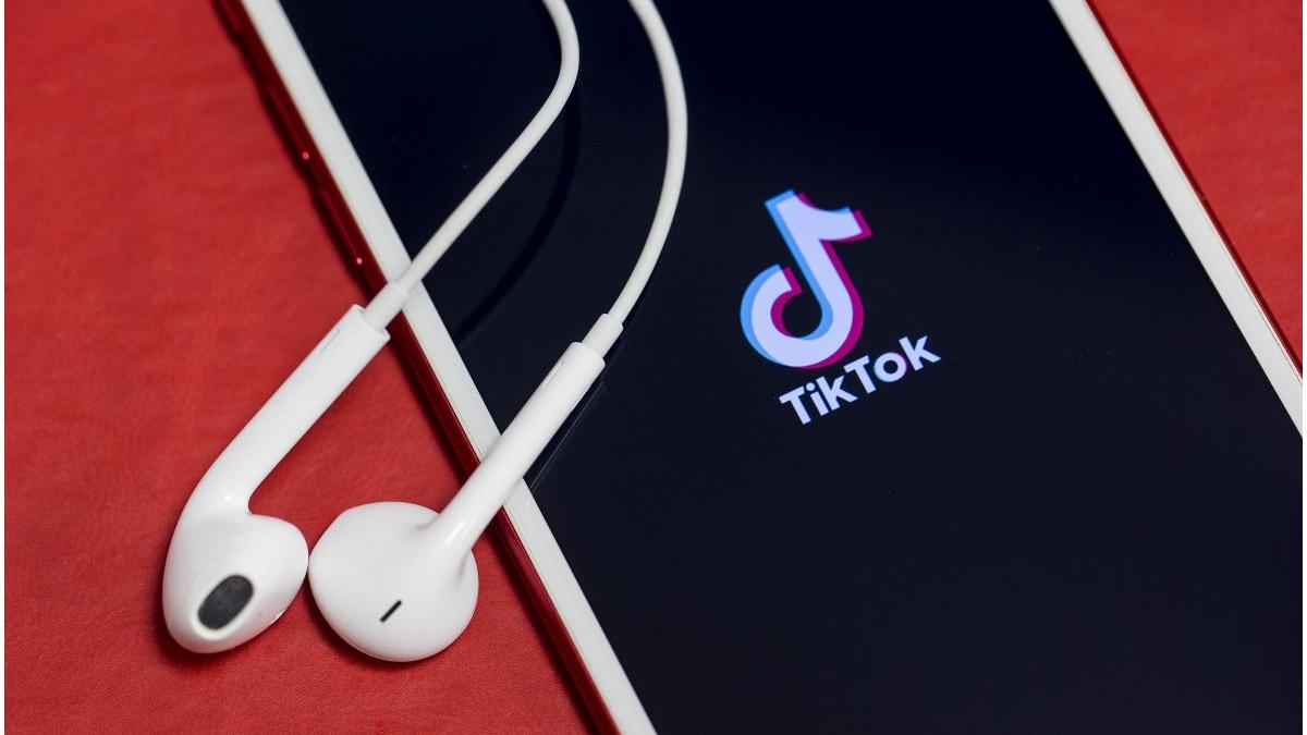 tiktok anunta schimbari pentru protejare adolescentilor limite orare resctrictii la descarcare