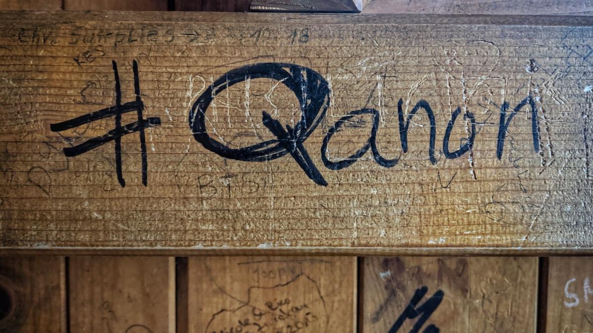 un american si a omorat fetita de 10 luni si baietelul de doi ani cu harponul qanon