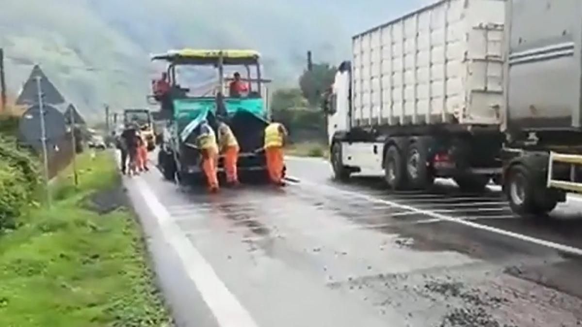 asfaltare ploaie valea oltului muncitori surprinsi incalcau legea