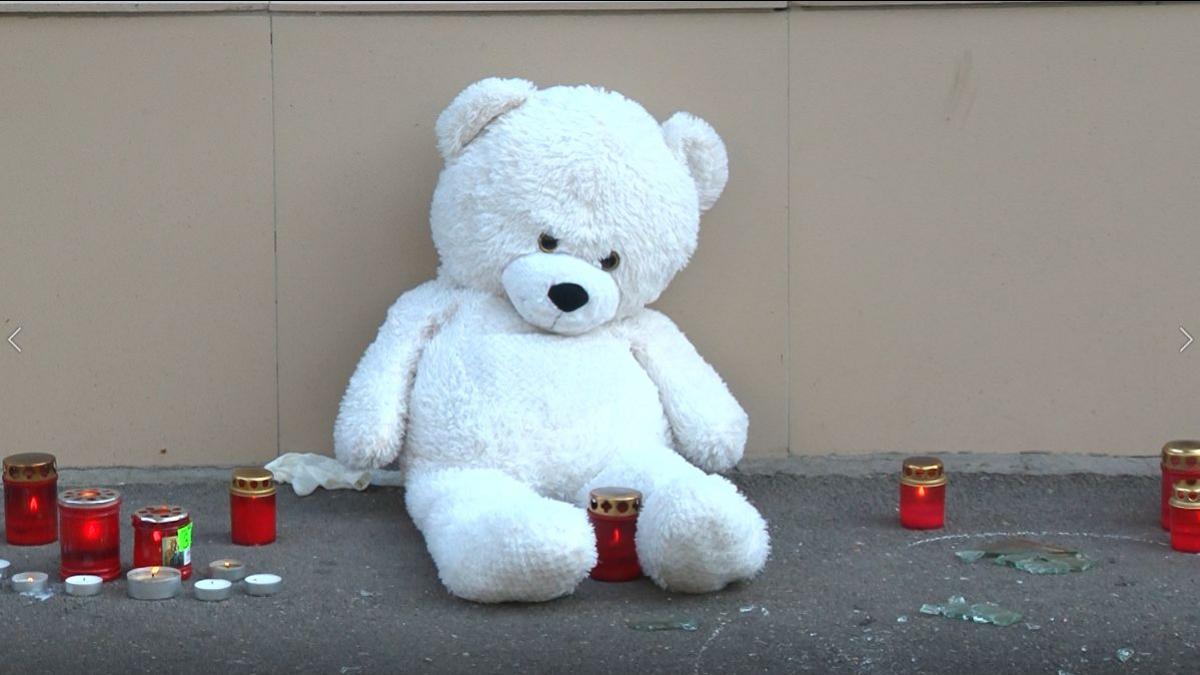 copiii care au cazut de la balcon cu mama pe facebook inmormantati