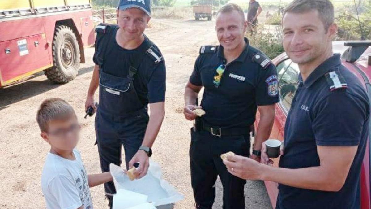 pompieri romani emotionati copil grec placinte porumb fiert