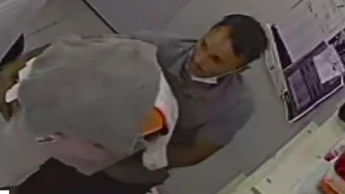 salon de cosmetica din bucuresti spart in plina zi hotul surprins pe camere cand fura