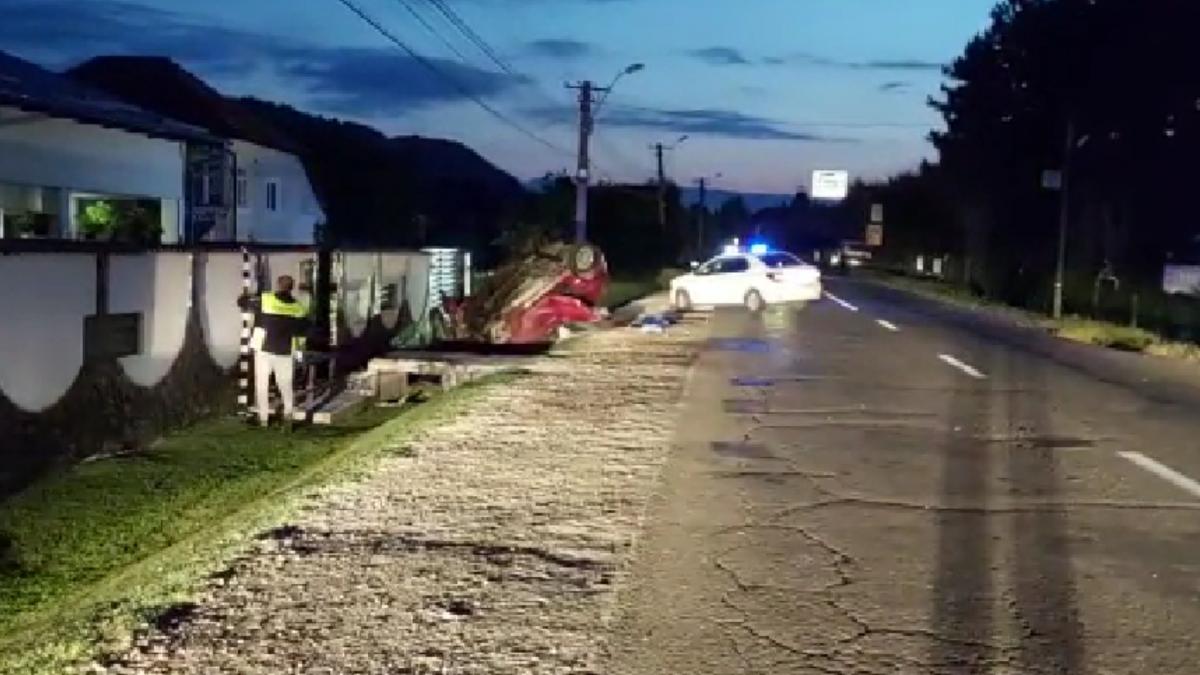 masina in flacari dupa accident un mort si doi raniti
