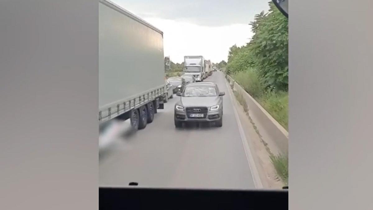 momentul in care un sofer merge cu spatele pe centura capitalei