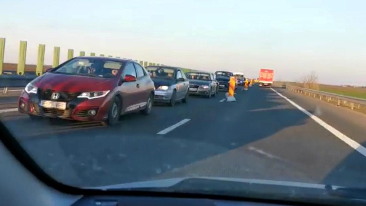 circulatie blocata pe autostrada soarelui dupa ce un autoturism a luat foc