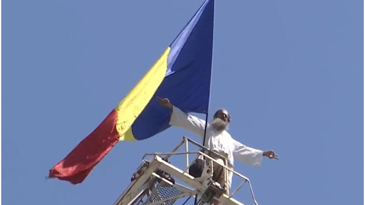 protestatar urcat pe o macara in capitala