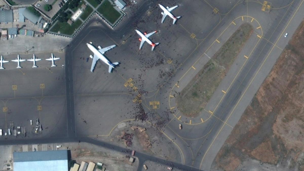 cum se vede din satelit aeroportul din kabul multimi de oameni se pot observa pe pista