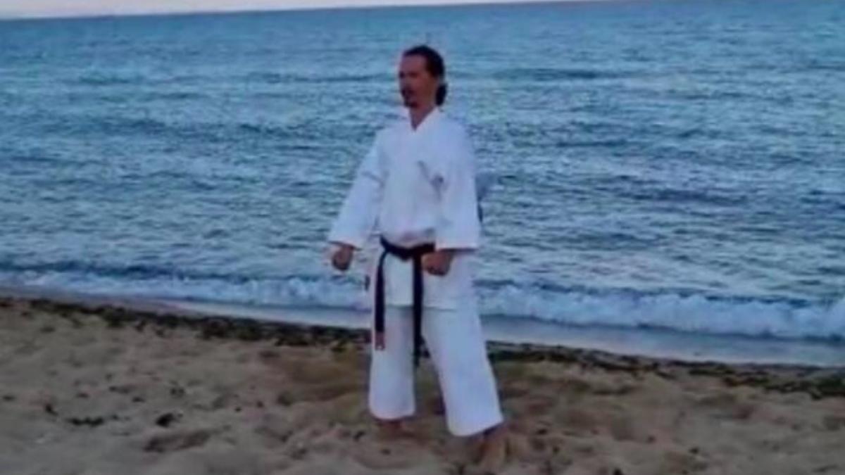 judecatorul cristi danilet demonstratie de arte martiale pe plaja poarta la brau centura neagra