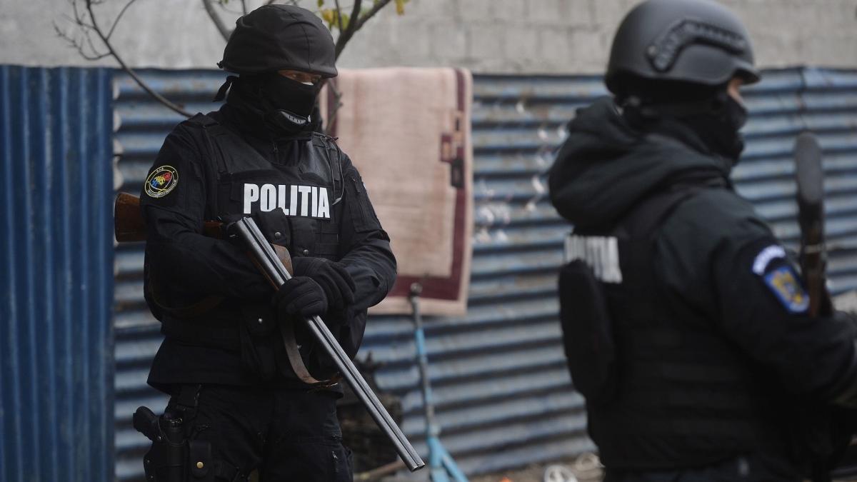 mascatii din iasi acuzati de violente la descinderi copil de doi ani cu capul spart