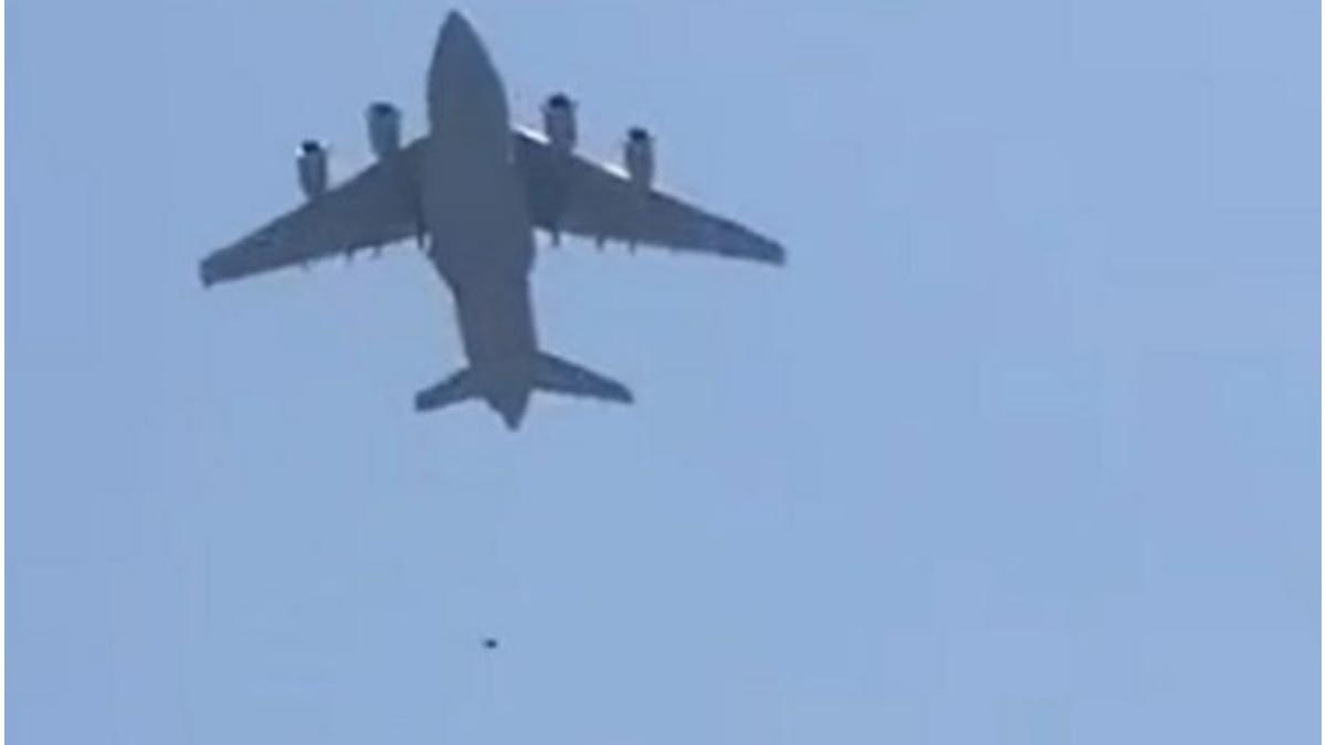 oameni cad avion afganistan