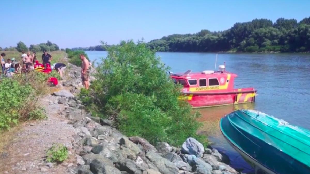salupa cu 5 copii si 13 adulti rasturnata delta dunarii ambulanta pe apa a intervenit