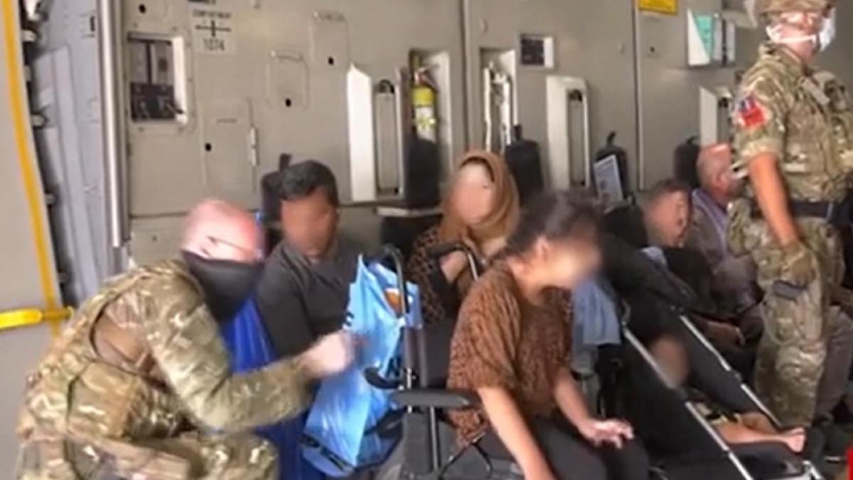 imagini avion evacuati romani afganistan