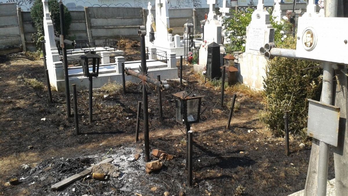 Un preot din Dolj a dat foc mormintelor unor copii, în cimitirul din  Livezi, pentru a se răzbuna