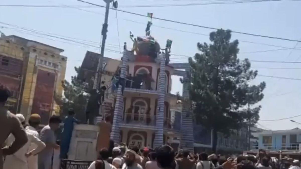 jalalabad steag afgan shahada protest talibani morti raniti kabul haos