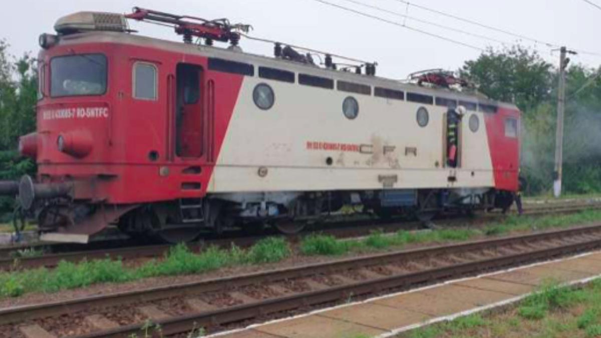 locomotiva trenului iasi bacau a luat foc in gara sarca