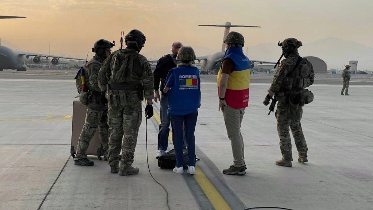 cetateni romani afganistan aeroport adusi tara cetatean roman urcat avionul fortelor aeriene romane